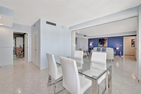 Condo in Fort Lauderdale, Florida, 2 bedrooms  № 1921652 - photo 25