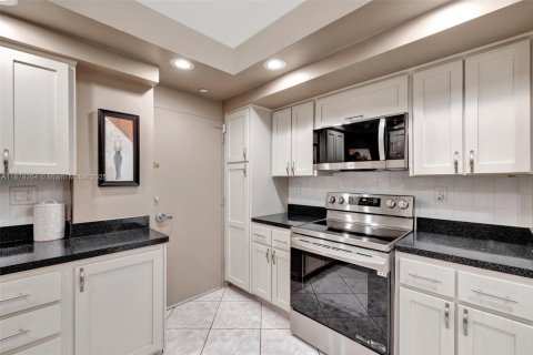 Condo in Fort Lauderdale, Florida, 2 bedrooms  № 1921652 - photo 15