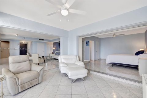 Condo in Fort Lauderdale, Florida, 2 bedrooms  № 1921652 - photo 24