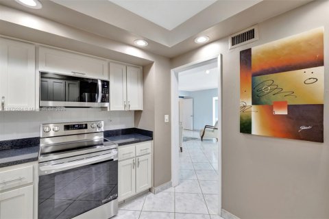 Condo in Fort Lauderdale, Florida, 2 bedrooms  № 1921652 - photo 16