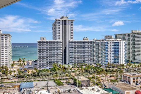 Condo in Fort Lauderdale, Florida, 2 bedrooms  № 1921652 - photo 18