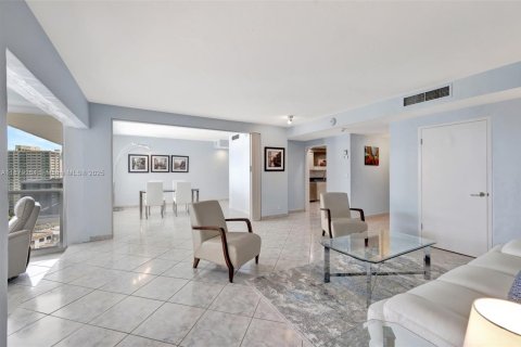 Condo in Fort Lauderdale, Florida, 2 bedrooms  № 1921652 - photo 5