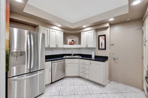 Condo in Fort Lauderdale, Florida, 2 bedrooms  № 1921652 - photo 13