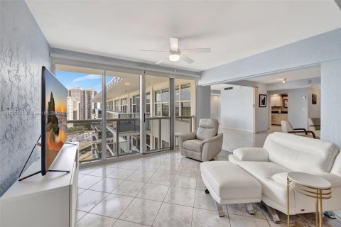 Condo in Fort Lauderdale, Florida, 2 bedrooms  № 1921652 - photo 23