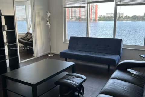 Condo in Miami, Florida, 1 bedroom  № 1412340 - photo 1