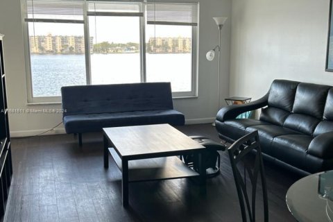 Condo in Miami, Florida, 1 bedroom  № 1412340 - photo 5