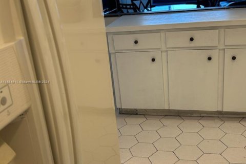 Condo in Miami, Florida, 1 bedroom  № 1412340 - photo 12