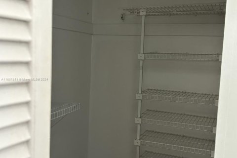 Condo in Miami, Florida, 1 bedroom  № 1412340 - photo 9