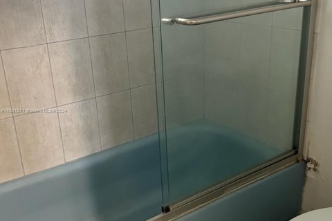 Condo in Miami, Florida, 1 bedroom  № 1412340 - photo 6