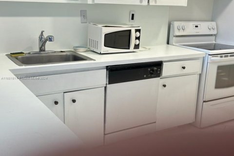 Condo in Miami, Florida, 1 bedroom  № 1412340 - photo 7