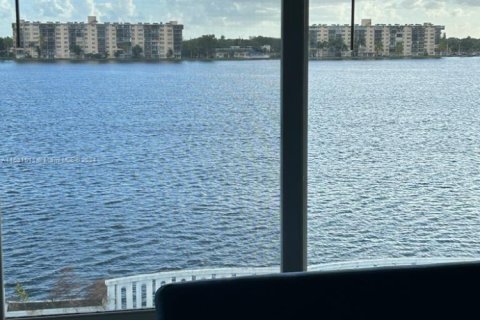 Condo in Miami, Florida, 1 bedroom  № 1412340 - photo 2