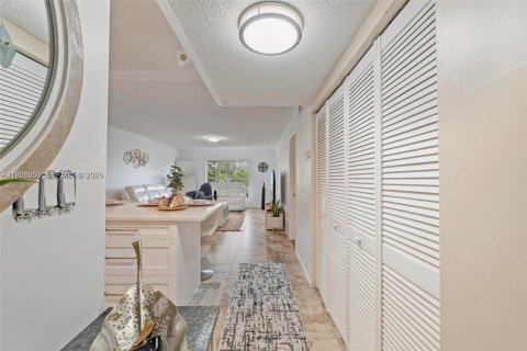 Condominio en venta en Davie, Florida, 1 dormitorio, 68.84 m2 № 2076878 - foto 3