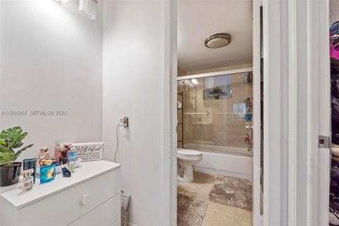 Condominio en venta en Davie, Florida, 1 dormitorio, 68.84 m2 № 2076878 - foto 17