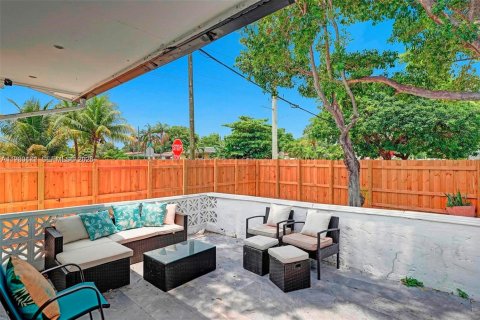 House in Hollywood, Florida 3 bedrooms, 103.86 sq.m. № 2043966 - photo 12