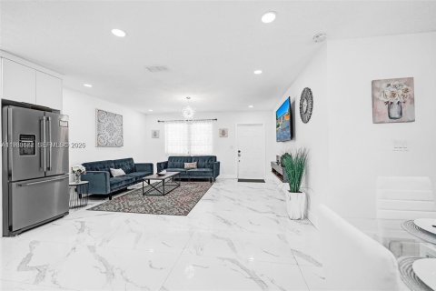 House in Hollywood, Florida 3 bedrooms, 103.86 sq.m. № 2043966 - photo 3