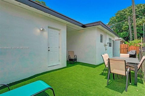 House in Hollywood, Florida 3 bedrooms, 103.86 sq.m. № 2043966 - photo 14