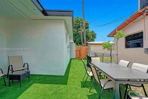 House in Hollywood, Florida 3 bedrooms, 103.86 sq.m. № 2043966 - photo 13