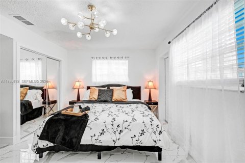 House in Hollywood, Florida 3 bedrooms, 103.86 sq.m. № 2043966 - photo 6