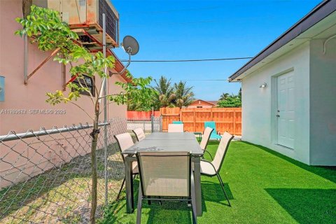 House in Hollywood, Florida 3 bedrooms, 103.86 sq.m. № 2043966 - photo 15