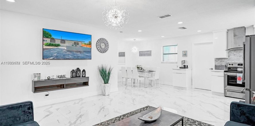 House in Hollywood, Florida 3 bedrooms, 103.86 sq.m. № 2043966