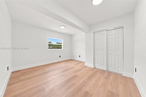 Villa ou maison à vendre à Miami, Floride: 4 chambres, 152.45 m2 № 2341249 - photo 11