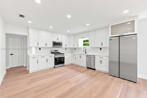 Villa ou maison à vendre à Miami, Floride: 4 chambres, 152.45 m2 № 2341249 - photo 6