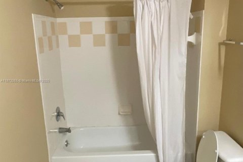 Condo in Orlando, Florida, 2 bedrooms  № 1981441 - photo 16