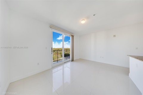 Condominio en alquiler en Miami, Florida, 1 dormitorio, 62.24 m2 № 2031725 - foto 2