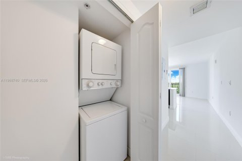 Condominio en alquiler en Miami, Florida, 1 dormitorio, 62.24 m2 № 2031725 - foto 10
