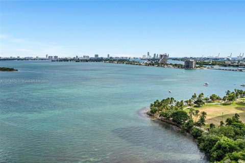 Condo in Miami, Florida, 2 bedrooms № 2082441 - photo 21