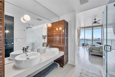Condo in Miami, Florida, 2 bedrooms № 2082441 - photo 3
