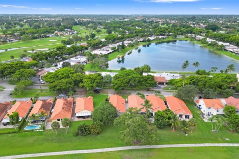 House in Hialeah, Florida 3 bedrooms, 192.21 sq.m. № 1972922 - photo 5