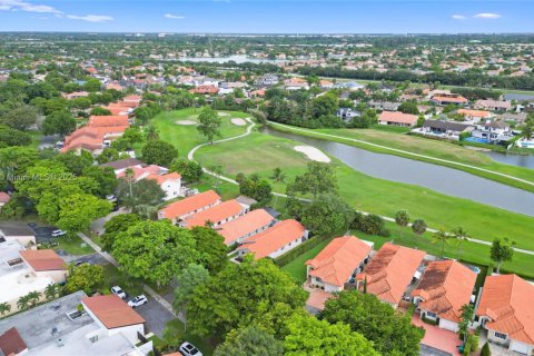 House in Hialeah, Florida 3 bedrooms, 192.21 sq.m. № 1972922 - photo 6