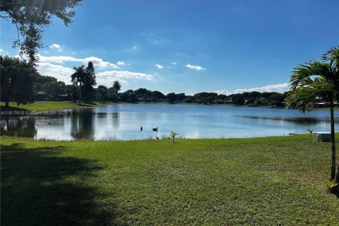 House in Hialeah, Florida 3 bedrooms, 192.21 sq.m. № 1972922 - photo 3