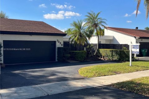 House in Hialeah, Florida 3 bedrooms, 192.21 sq.m. № 1972922 - photo 2