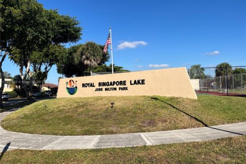 House in Hialeah, Florida 3 bedrooms, 192.21 sq.m. № 1972922 - photo 1
