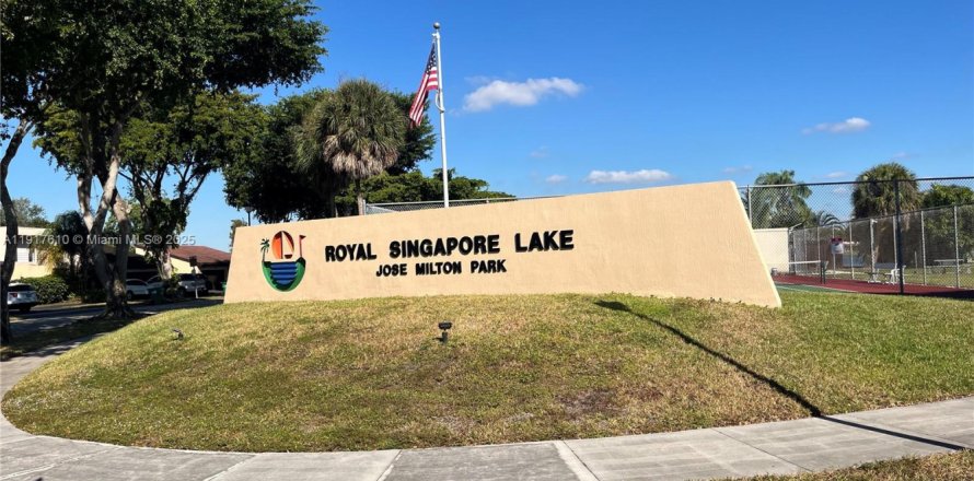 House in Hialeah, Florida 3 bedrooms, 192.21 sq.m. № 1972922