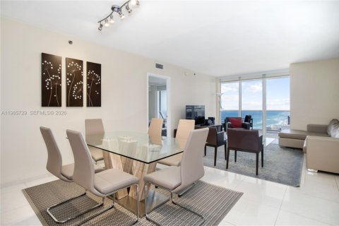 Condo in Hallandale Beach, Florida, 3 bedrooms  № 2053008