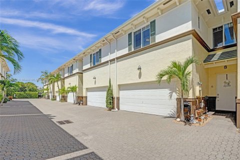 Townhouse in Lake Worth, Florida 3 bedrooms, 155.89 sq.m. № 1846142 - photo 1