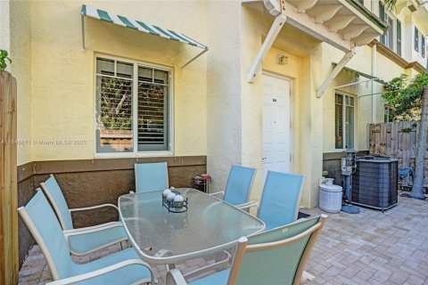 Townhouse in Lake Worth, Florida 3 bedrooms, 155.89 sq.m. № 1846142 - photo 29