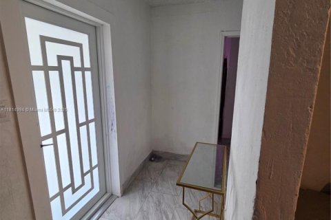 Casa en venta en Miami, Florida, 5 dormitorios, 140.38 m2 № 1777757 - foto 5
