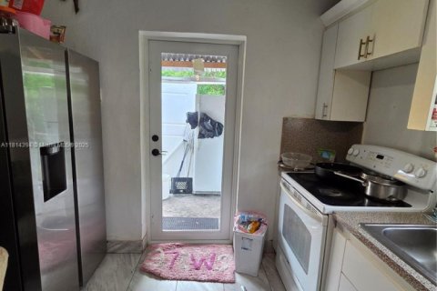 Casa en venta en Miami, Florida, 5 dormitorios, 140.38 m2 № 1777757 - foto 11