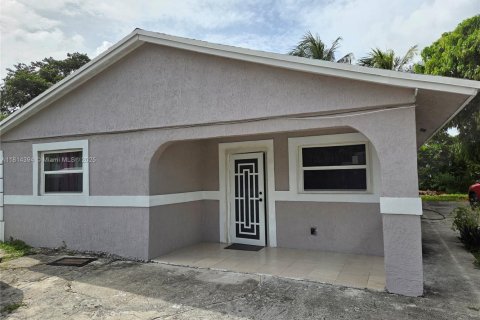 Casa en venta en Miami, Florida, 5 dormitorios, 140.38 m2 № 1777757 - foto 2