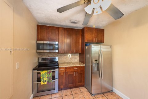 House in Coral Gables, Florida 2 bedrooms, 120.77 sq.m. № 2019781 - photo 7