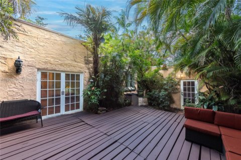 House in Coral Gables, Florida 2 bedrooms, 120.77 sq.m. № 2019781 - photo 22