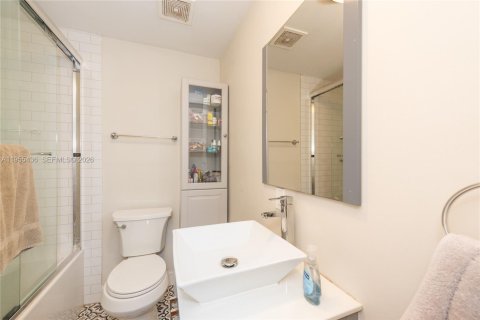House in Coral Gables, Florida 2 bedrooms, 120.77 sq.m. № 2019781 - photo 20