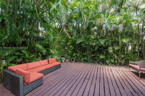 House in Coral Gables, Florida 2 bedrooms, 120.77 sq.m. № 2019781 - photo 23