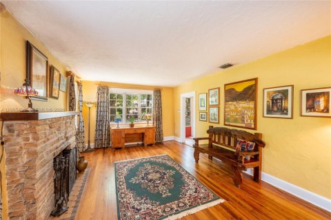 House in Coral Gables, Florida 2 bedrooms, 120.77 sq.m. № 2019781 - photo 4