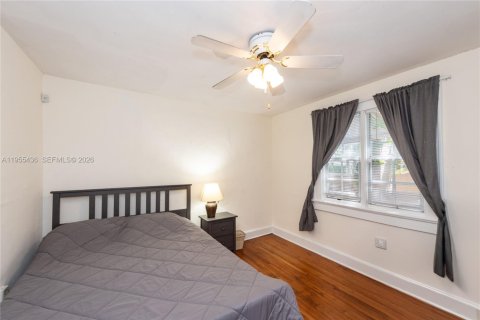 House in Coral Gables, Florida 2 bedrooms, 120.77 sq.m. № 2019781 - photo 11