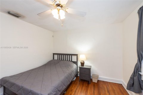 House in Coral Gables, Florida 2 bedrooms, 120.77 sq.m. № 2019781 - photo 12